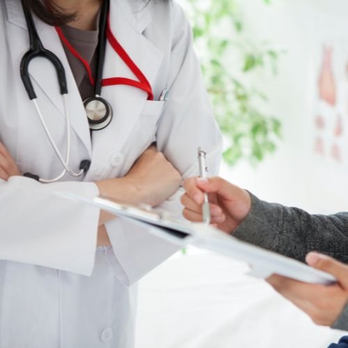 persona mostrando documentos a doctor en pagina Certificados Médicos Alt Gironella Barcelona