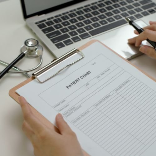 persona con certificado medico en las manos en pagina Certificados Médicos Alt Gironella Barcelona