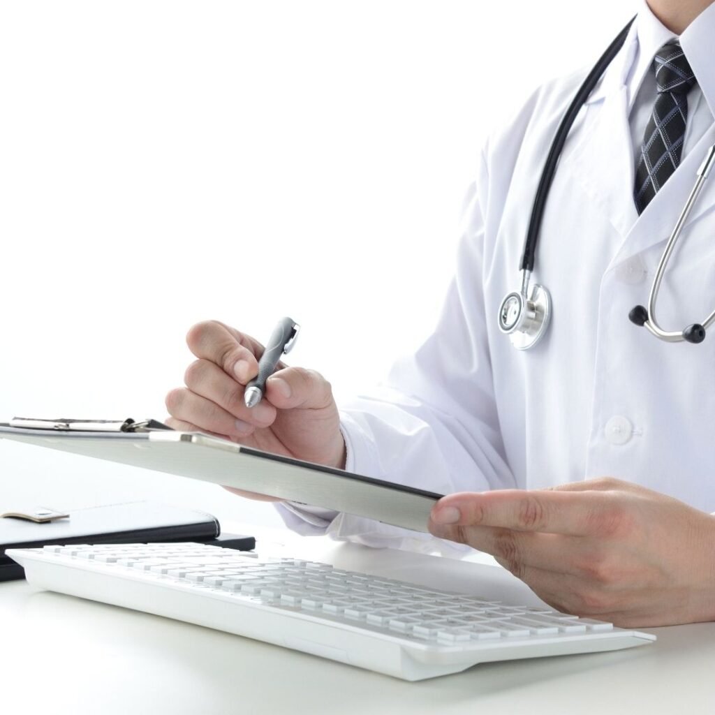 doctor con documentos y bolígrafo en pagina Certificados Médicos Alt Gironella Barcelona