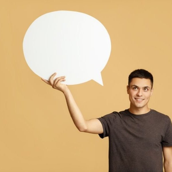 persona sosteniendo figura de globo de pensamiento en pagina Certificados Médicos Alt Gironella Barcelona